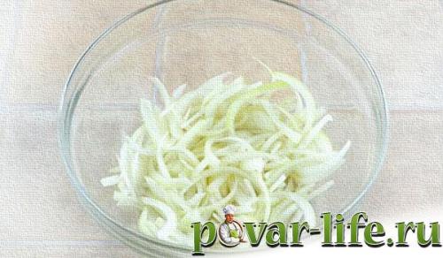 Салат с омлетным блином. Салат с курицей и омлетными блинчиками