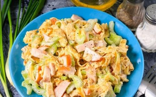Салат с яичными блинчиками. Блинчики с копченой курицей – очень вкусный салат.