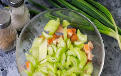 Салат с яичными блинчиками. Блинчики с копченой курицей – очень вкусный салат.