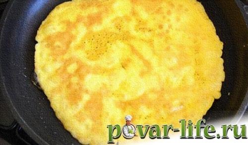 Салат с омлетным блином. Салат с курицей и омлетными блинчиками