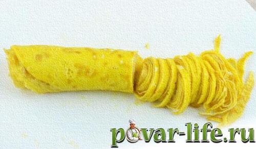 Салат с омлетным блином. Салат с курицей и омлетными блинчиками