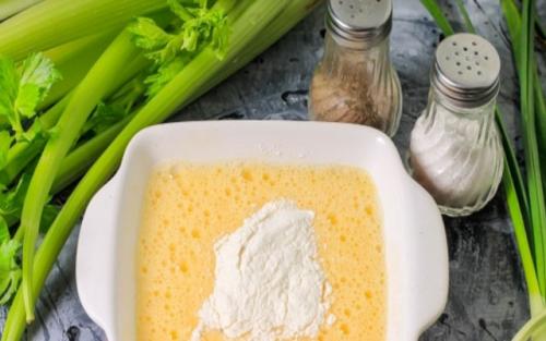 Салат с яичными блинчиками. Блинчики с копченой курицей – очень вкусный салат.