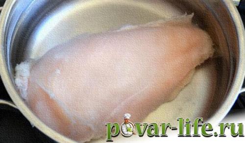 Салат с омлетным блином. Салат с курицей и омлетными блинчиками