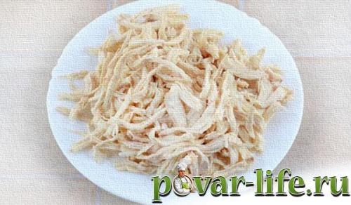 Салат с омлетным блином. Салат с курицей и омлетными блинчиками