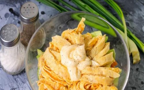 Салат с яичными блинчиками. Блинчики с копченой курицей – очень вкусный салат.