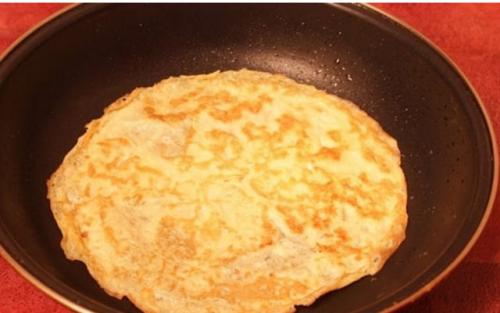 Салат с яичными блинчиками. Блинчики с копченой курицей – очень вкусный салат.