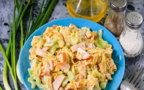 Салат с яичными блинчиками. Блинчики с копченой курицей – очень вкусный салат.