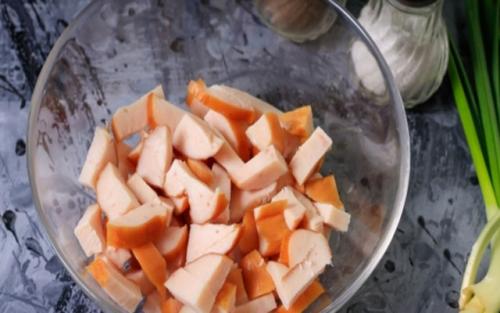 Салат с яичными блинчиками. Блинчики с копченой курицей – очень вкусный салат.