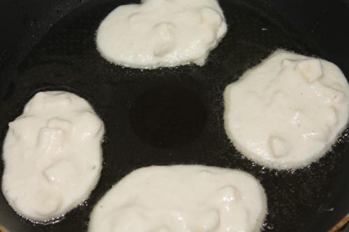 Яблочные оладьи с манкой. Яблочные оладьи на манке и кефире