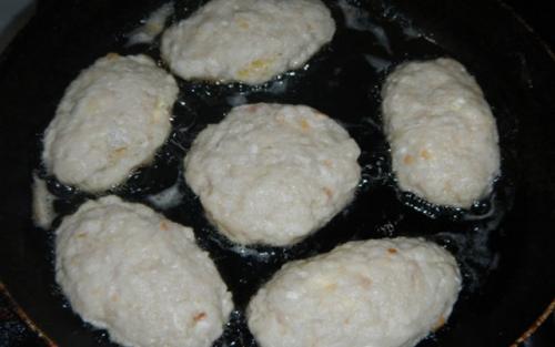 Куриные котлеты рецепт. Куриные котлеты с начинкой из сыра с яйцом