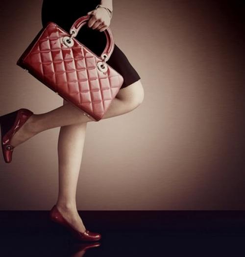 Серая сумка и черная обувь. С чем должна сочетаться сумка? Женские секреты