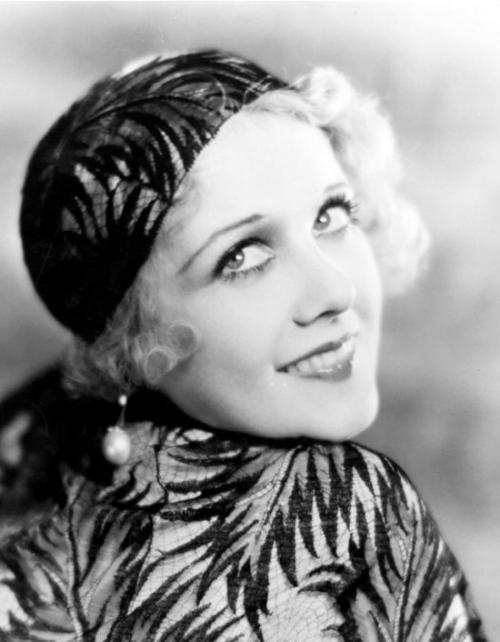 Густые брови у девушек. Зачем девушки рисуют себе эти огромные жирные брови?