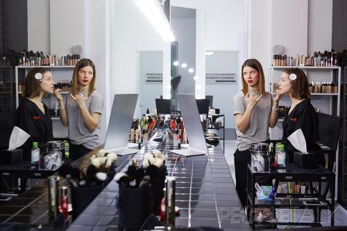 Как наносить хайлайтер и румяна. Личный опыт: зачем наносить хайлайтер на уши и румяна на губы?