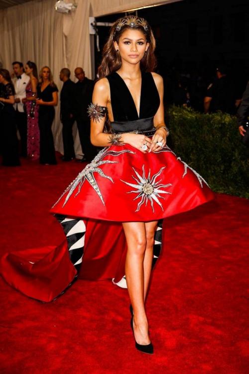 Самые стильные звезды 2019. Самые стильные знаменитости 2019 года по версии журнала People