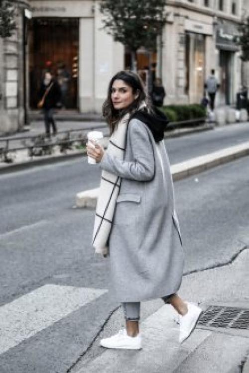 С чем носить серое пальто до колена. Безупречные оттенки серого в моделях женских пальто