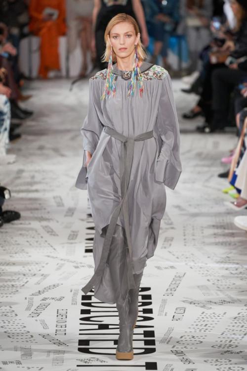 С чем носить серое вязаное платье. С чем модно носить серое платье в этом сезоне