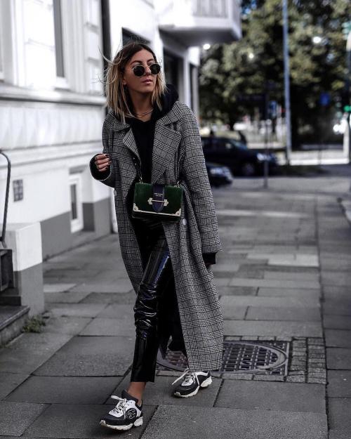 С чем носить серое пальто женское. Комбинированные модели серого пальто: стильные акценты