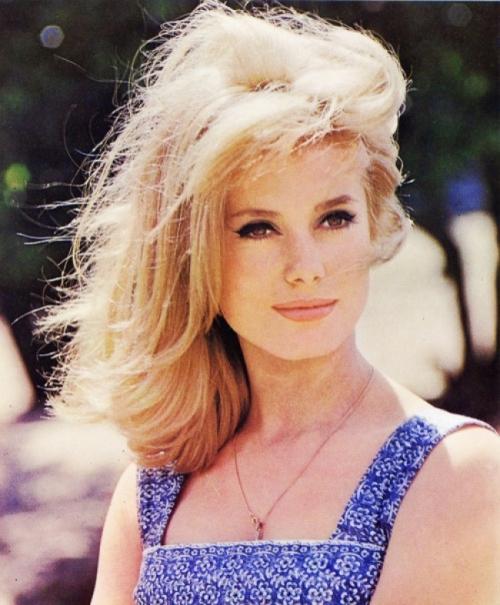 Уверенная в себе женщина глазами мужчин. 13 качеств магнетически притягательных женщин