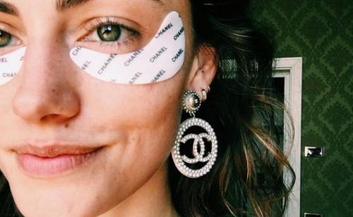 Как убрать мешки под глазами в 55 лет. Народная медицина: почему с возрастом появляются мешки под глазами, как от них избавиться