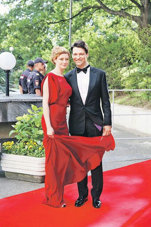 Даниил Страхов жена. Актер Даниил Страхов впервые вывел в свет свою жену и ее внешность тут же осудили критики