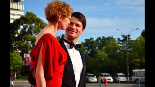 Даниил Страхов жена. Актер Даниил Страхов впервые вывел в свет свою жену и ее внешность тут же осудили критики