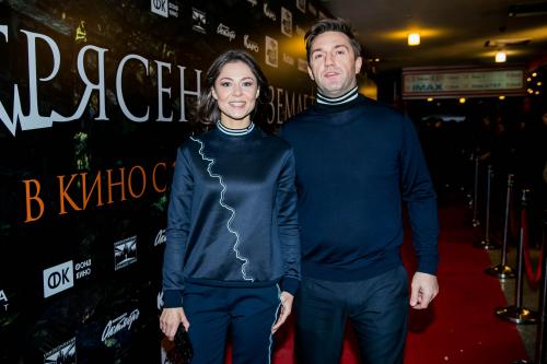 Некрасивые жены красивых актеров. Звезды, выбравшие некрасивых жен и мужей 16