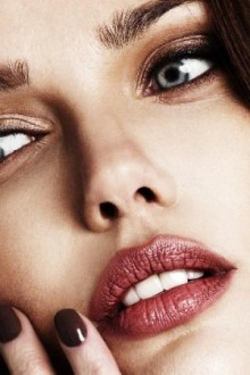 Оттенки помады для брюнеток с карими глазами. Выбор помады для брюнеток по цвету глаз