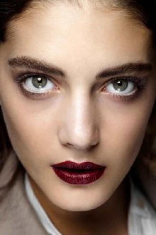 Оттенки помады для брюнеток с карими глазами. Выбор помады для брюнеток по цвету глаз
