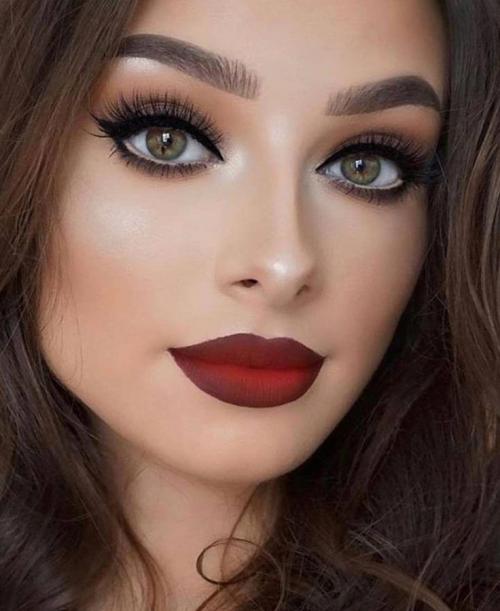Помада под зеленые глаза и темные волосы. Макияж для зеленых глаз и темных волос