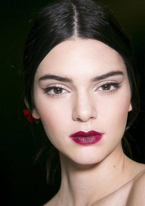 Какой цвет помады подходит смуглым брюнеткам с карими глазами. Помада относительно цвета кожи