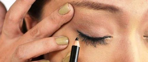 Как красиво накрасить глаза карандашом и тушью. Как научится красиво красить глаза карандашом