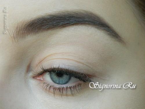Макияж для черных волос и голубых глаз. Соблазнительный яркий макияж для тёмных волос и голубых глаз: урок пошагово с фото 01