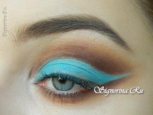 Макияж для черных волос и голубых глаз. Соблазнительный яркий макияж для тёмных волос и голубых глаз: урок пошагово с фото 09