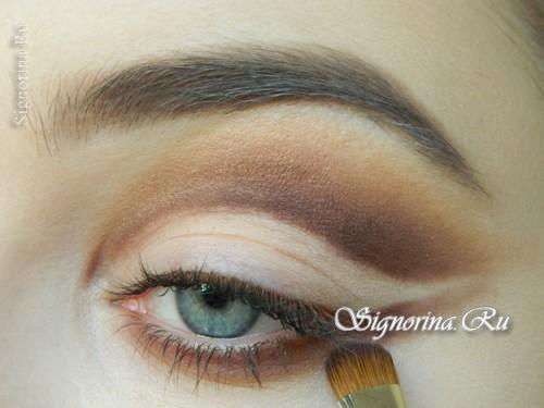 Макияж для черных волос и голубых глаз. Соблазнительный яркий макияж для тёмных волос и голубых глаз: урок пошагово с фото 05