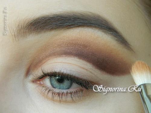 Макияж для черных волос и голубых глаз. Соблазнительный яркий макияж для тёмных волос и голубых глаз: урок пошагово с фото 04