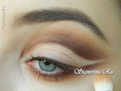 Макияж для черных волос и голубых глаз. Соблазнительный яркий макияж для тёмных волос и голубых глаз: урок пошагово с фото 06