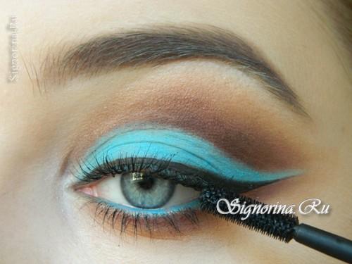Макияж для черных волос и голубых глаз. Соблазнительный яркий макияж для тёмных волос и голубых глаз: урок пошагово с фото 12