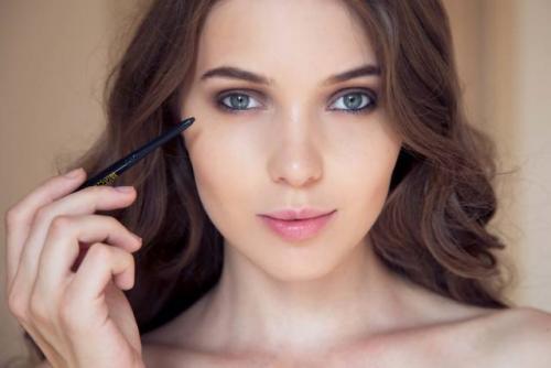 Макияж для серо голубых глаз и темных волос. Макияж для брюнеток с голубыми глазами