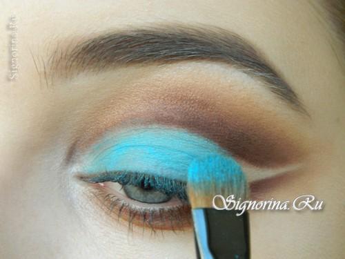 Макияж для черных волос и голубых глаз. Соблазнительный яркий макияж для тёмных волос и голубых глаз: урок пошагово с фото 08