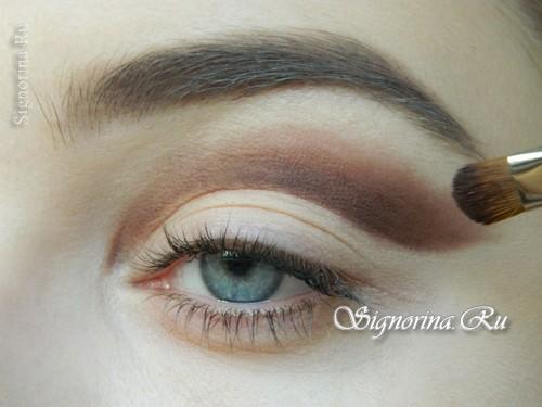 Макияж для черных волос и голубых глаз. Соблазнительный яркий макияж для тёмных волос и голубых глаз: урок пошагово с фото 03