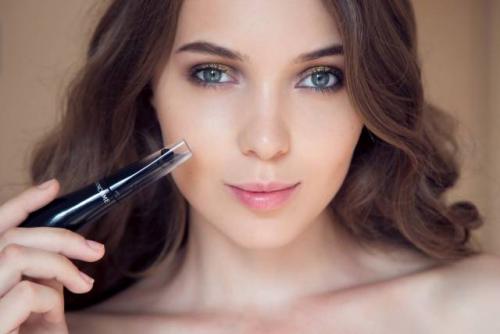 Макияж для серо голубых глаз и темных волос. Макияж для брюнеток с голубыми глазами