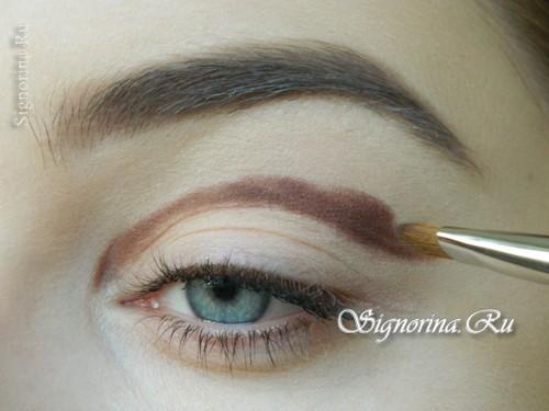Макияж для черных волос и голубых глаз. Соблазнительный яркий макияж для тёмных волос и голубых глаз: урок пошагово с фото 02
