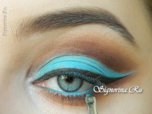 Макияж для черных волос и голубых глаз. Соблазнительный яркий макияж для тёмных волос и голубых глаз: урок пошагово с фото 11