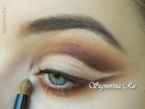 Макияж для черных волос и голубых глаз. Соблазнительный яркий макияж для тёмных волос и голубых глаз: урок пошагово с фото 07