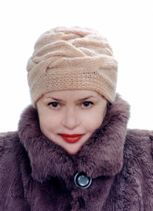 Интересное вязаные шапки для пожилых женщин. Как выбрать вязаную модель для женщины 50 лет