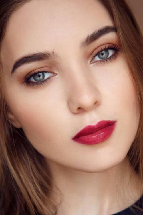 Как правильно наносить тональный крем. Как правильно наносить макияж на лицо?