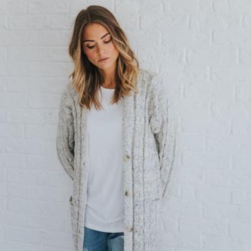 С чем одеть кардиган серый. Серый кардиган в гардеробе современной девушки: с чем носить и как сочетать