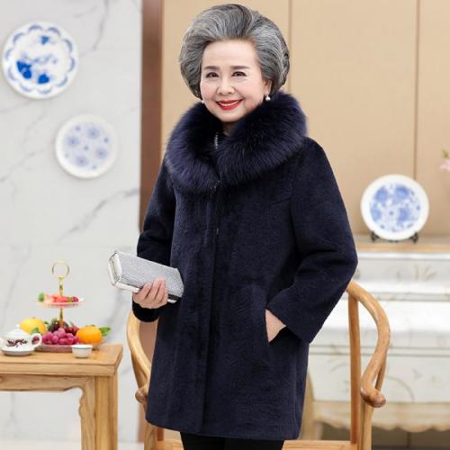 Пуховики для женщин после 50 советы. Куртка или пальто: что купить на весну женщине после 50 лет