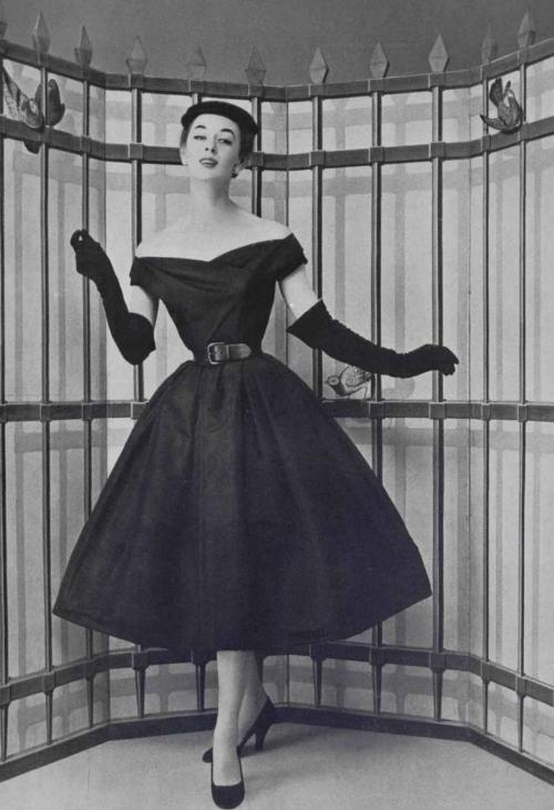 Стиль 40-х женщины. Рубрика: новости , Стиль , Июнь 06, 2020 - 10:08 ,			
							Tags 40-е , кристиан диор , мода