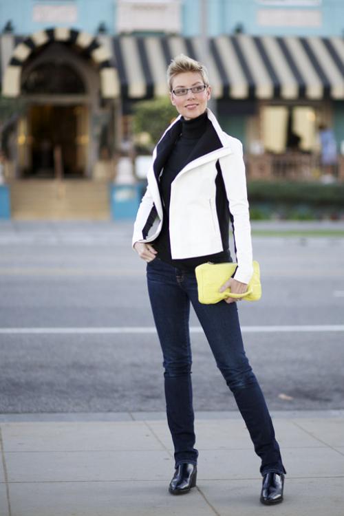 С чем носить джинсы женщине 50 лет. Какие модели выбирать